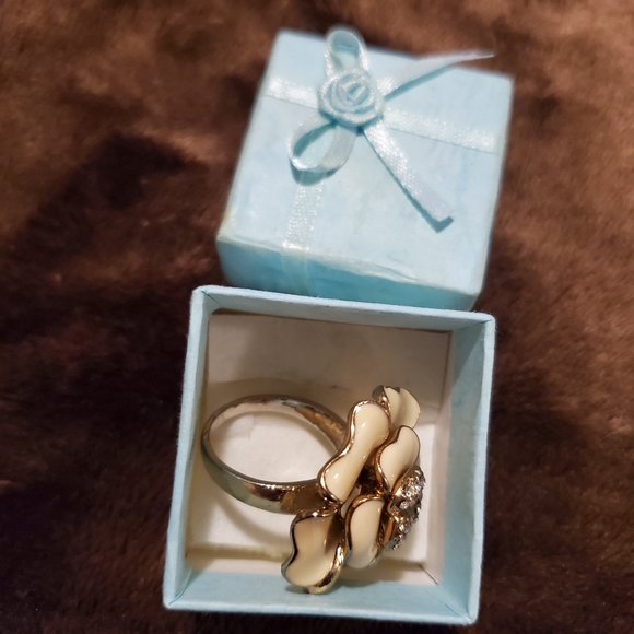 Flower ring - Picture 6 of 6